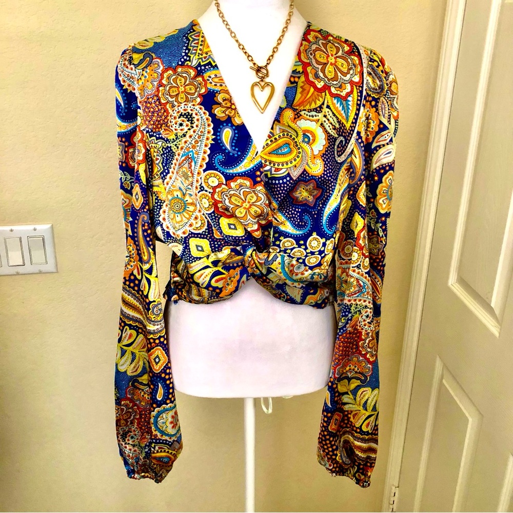 FASHION NOVA beautiful satin crop top in new condition. Rucking in back. Gorg xl